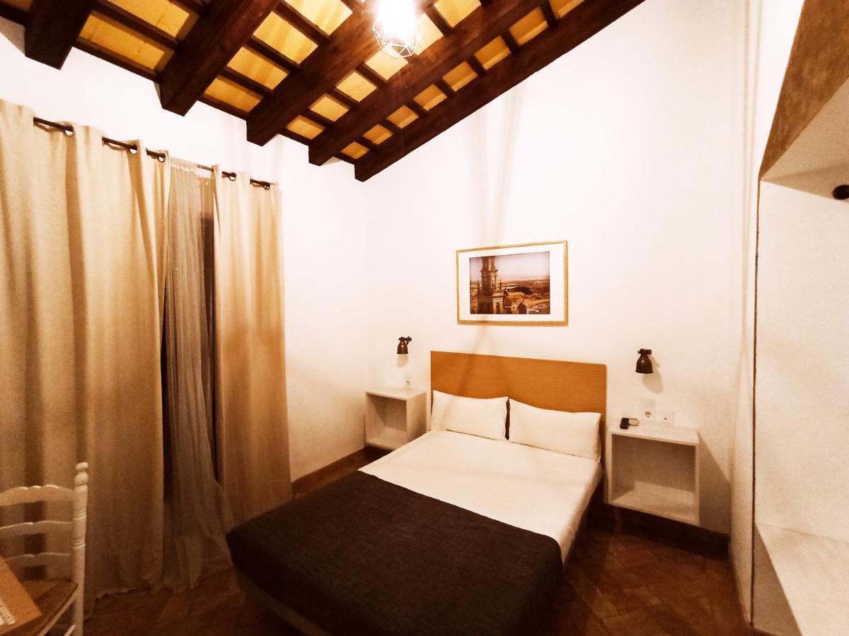 Frenteabastos Suites Cafe Hostal & Apartments Carmona  Bagian luar foto