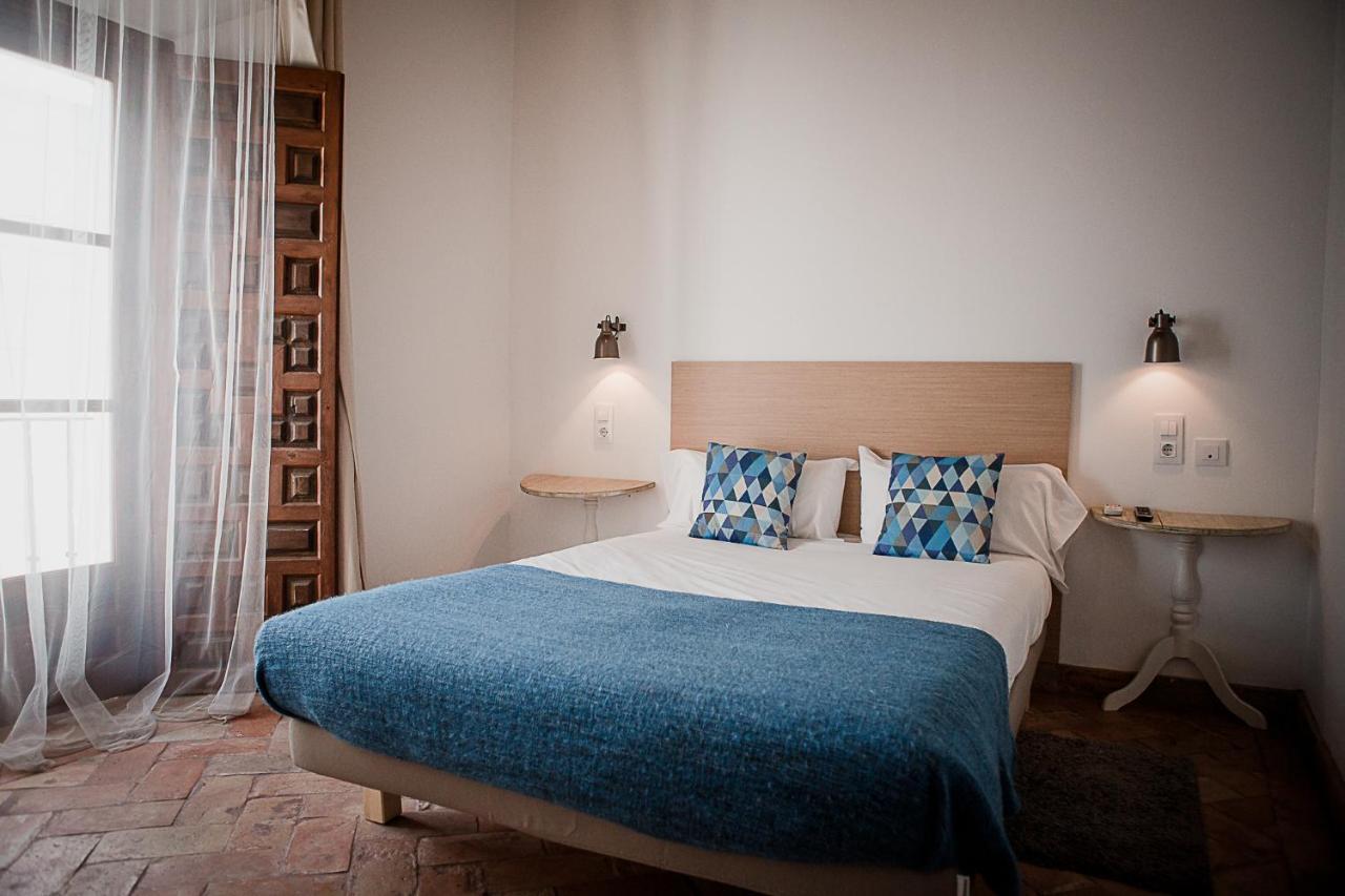 Frenteabastos Suites Cafe Hostal & Apartments Carmona  Bagian luar foto