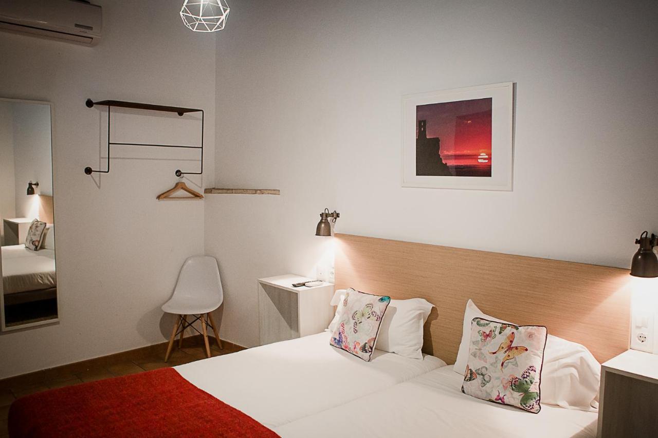 Frenteabastos Suites Cafe Hostal & Apartments Carmona  Bagian luar foto