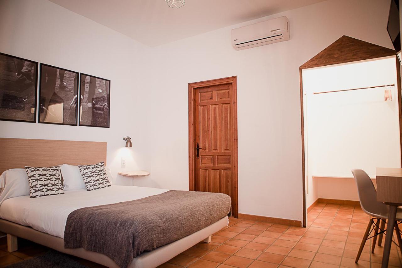 Frenteabastos Suites Cafe Hostal & Apartments Carmona  Bagian luar foto